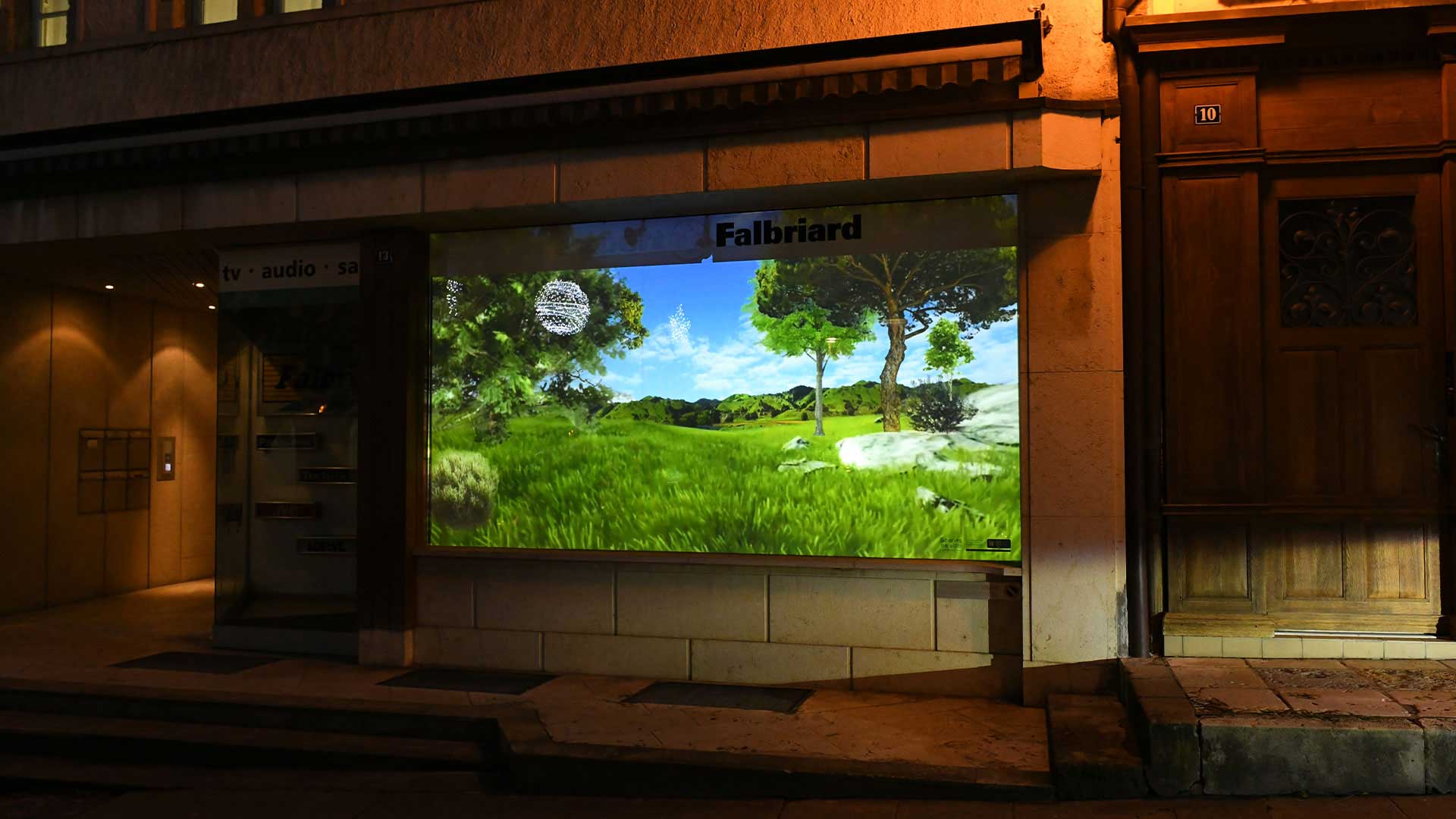 Une vitrine animée par une projection de paysages "infinite landscape" selon le principe du diorama